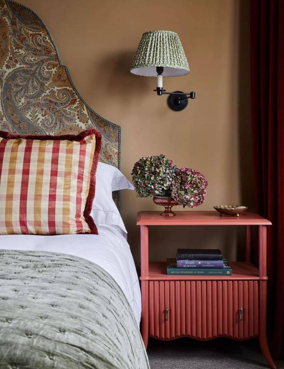 inspirasi penerapan warna karamel dalam desain interior rumah (homesandgardens.com)