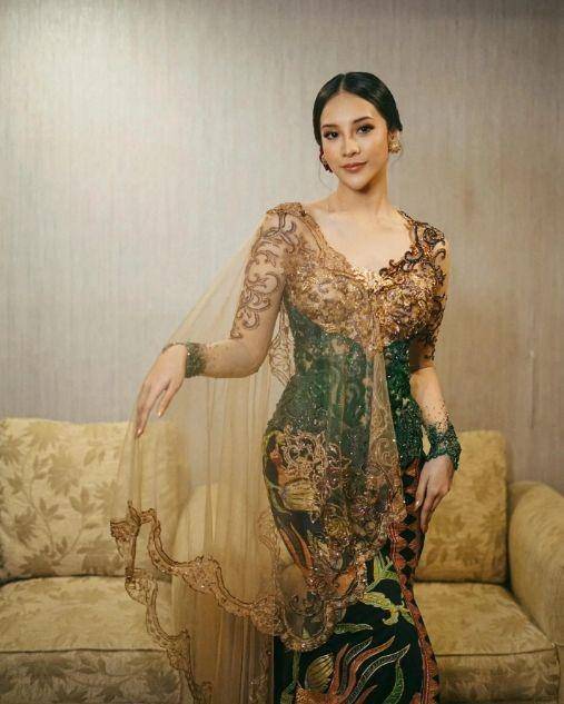 kebaya kerah rendah (instagram.com/anyageraldine)