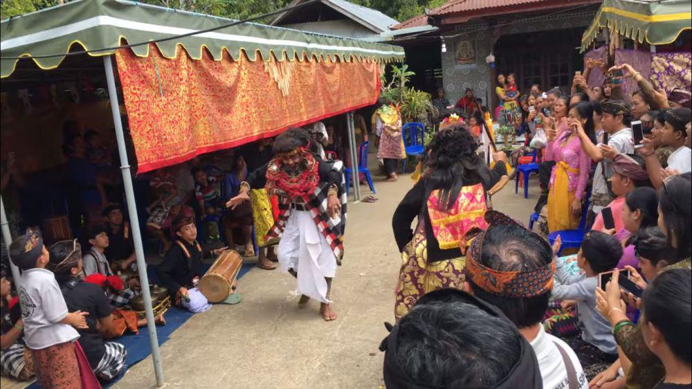 Prosesi ngaben di Desa Lemukih. (youtube.com/Kupit Bali)