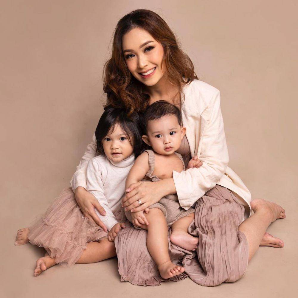 Pemotretan Luthya Sury bersama kedua anaknya. (instagram.com/lulusaleh14)
