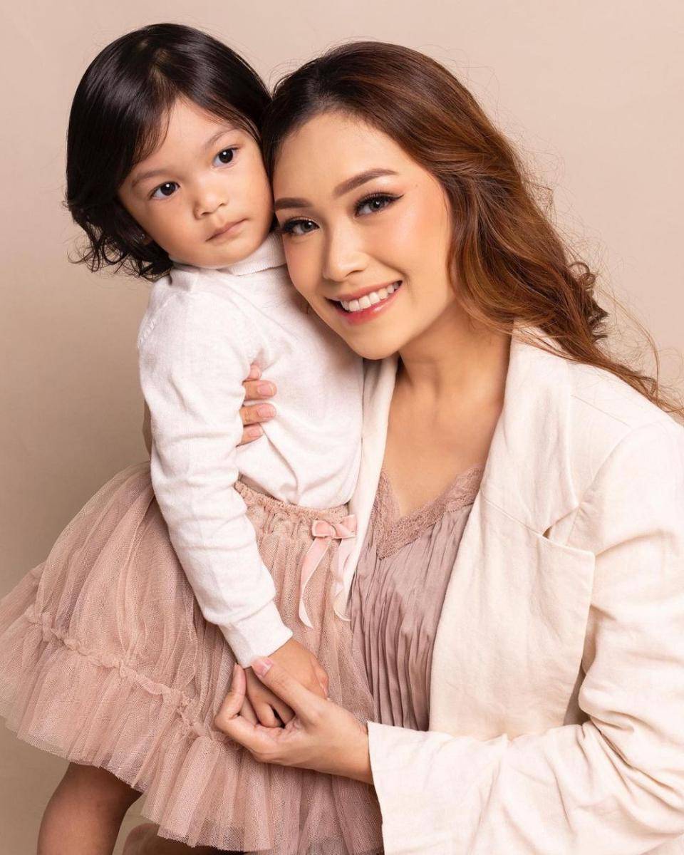 Pemotretan Luthya Sury bersama kedua anaknya. (instagram.com/luthyasury)