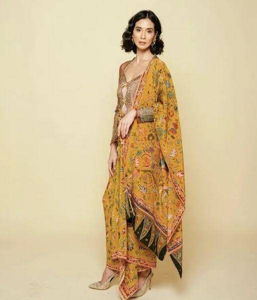 kebaya kerah rendah (instagram.com/marshatimothy)