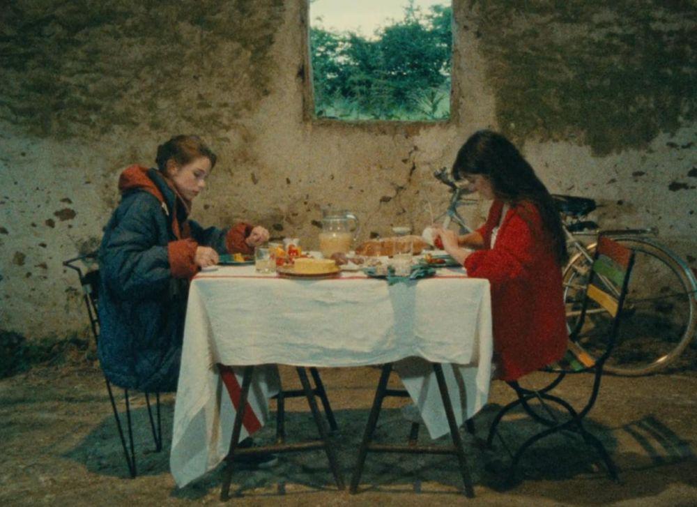 adegan film Four Adventures of Reine and Mirabelle (dok. Compagnie Eric Rohmer via imdb.com)