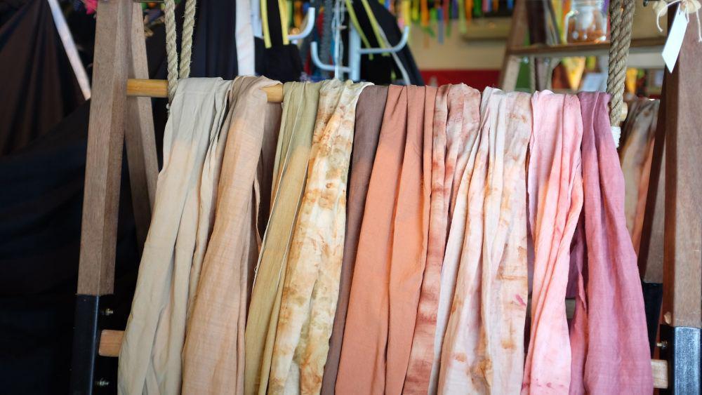 5 Cara Styling Kain Scarf biar Gak Monoton, Bikin OOTD Tambah Kece