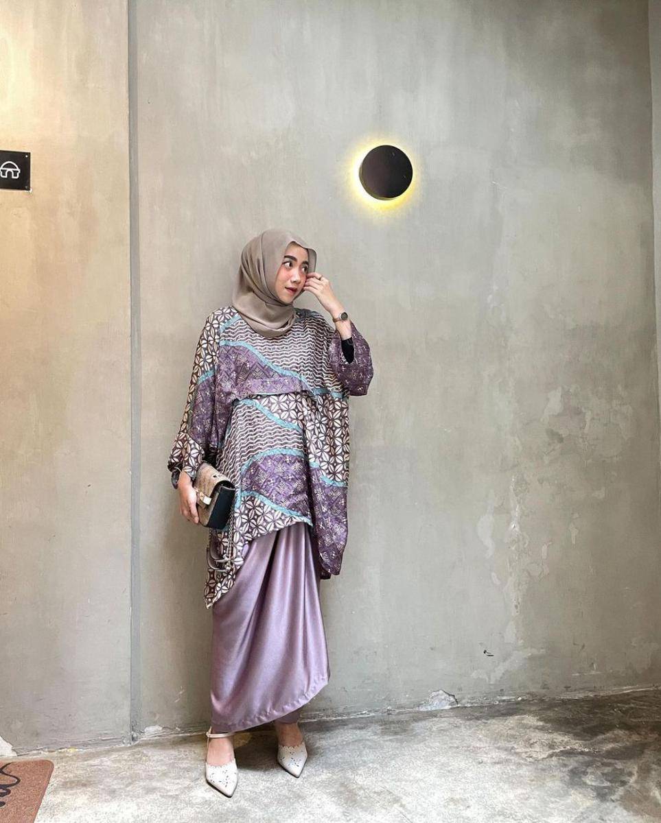 OOTD batik hijab untuk kondangan (instagram.com/delaaayuu)