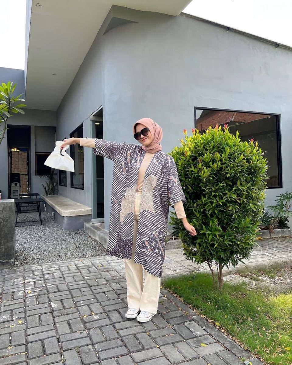 OOTD batik hijab untuk kondangan (instagram.com/putikamila)