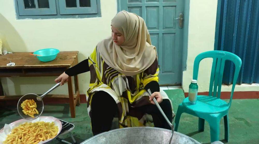 potret Tasyi Athasyia masak besar untuk santri (YouTube.com/TasyiAthasyia)
