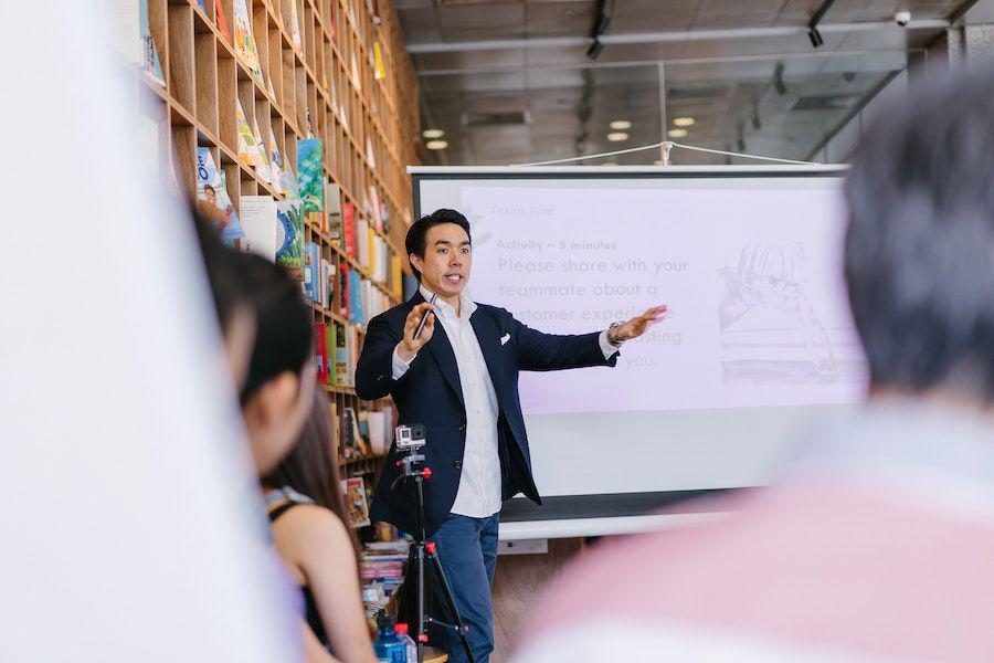 ilustrasi pria melakukan presentasi (pexels.com/mentatdgt)