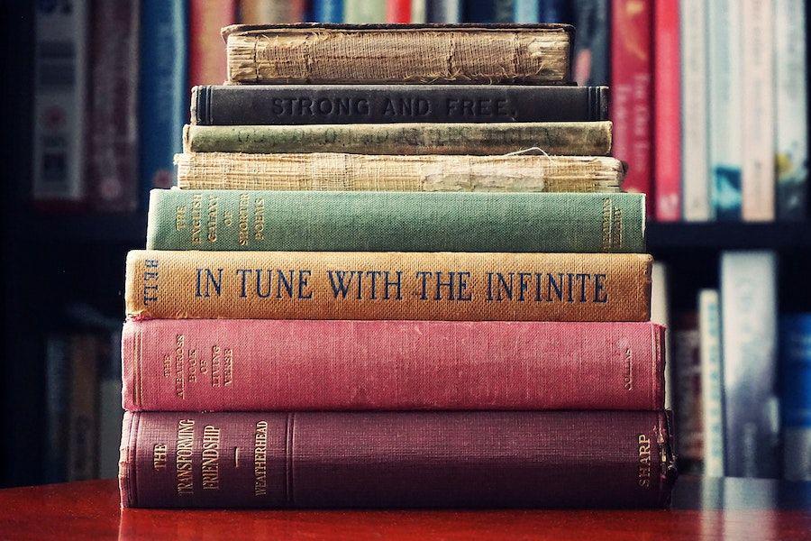 ilustrasi tumpukan buku (pexels.com/Suzy Hazelwood)