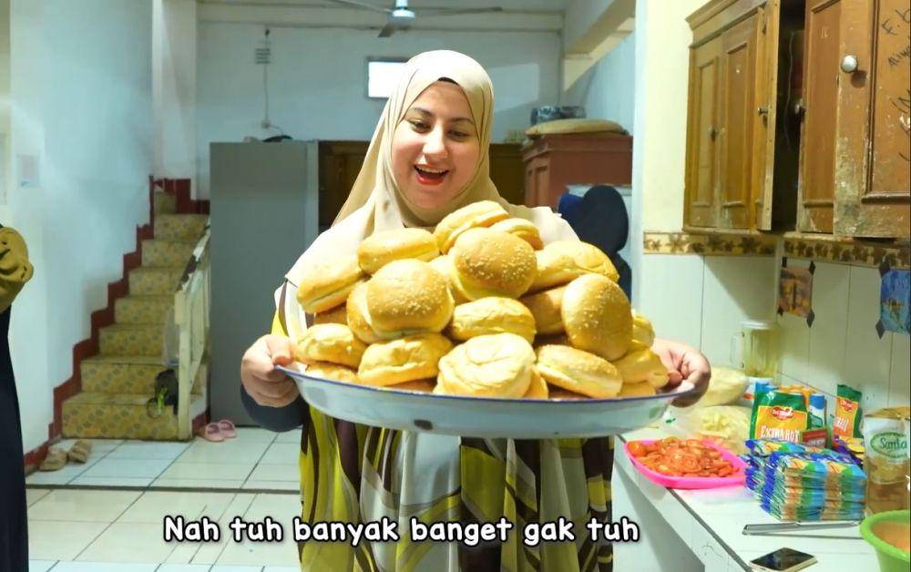 potret Tasyi Athasyia masak besar untuk santri (YouTube.com/TasyiAthasyia)