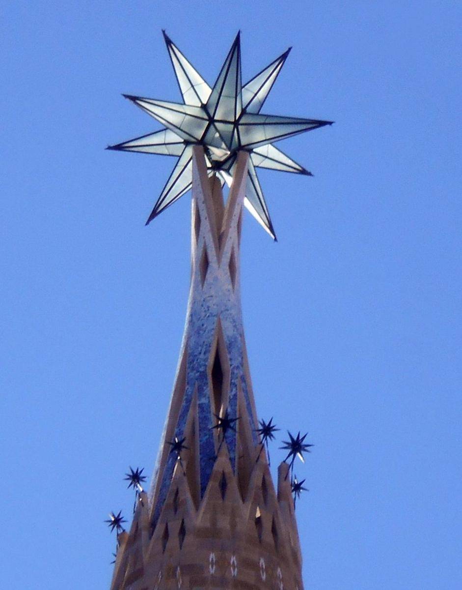 potret dekorasi bintang di atas menara Santa Perawan Maria, menara tersebut diselesaikan pada bulan Desember 2021 (commons.wikimedia.org/Canaan)