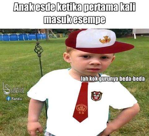 meme tentang keheranan anak yang baru masuk SMP (instagram.com/komersial.beract)