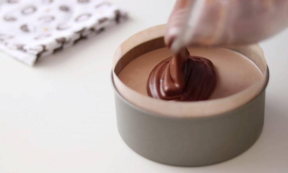 ilustrasi menuang coklat di atas cake (youtube.com/HidaMari Cooking)