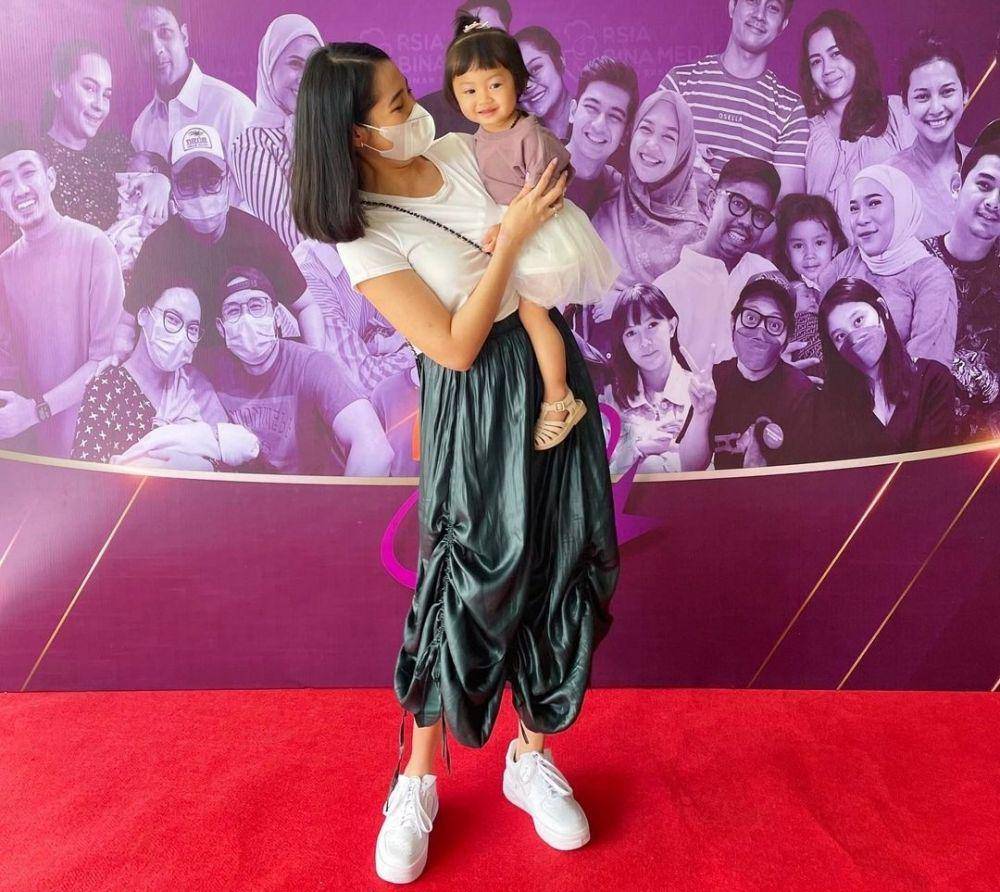Niken Anjani bersama putrinya (instagram.com/nikenanjanii)