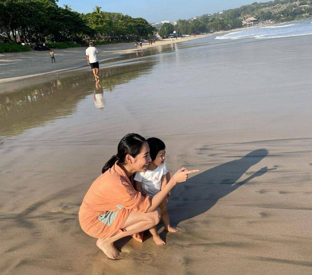 Niken Anjani bersama putrinya (instagram.com/nikenanjanii)