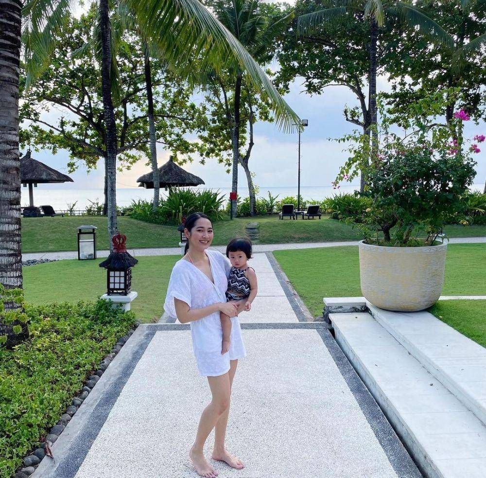 Niken Anjani bersama putrinya (instagram.com/nikenanjanii)