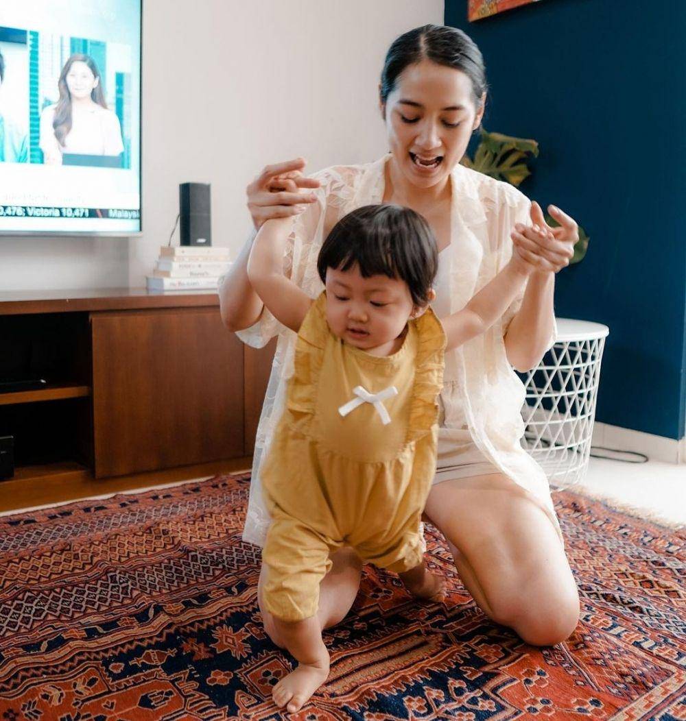Niken Anjani bersama putrinya (instagram.com/nikenanjanii)