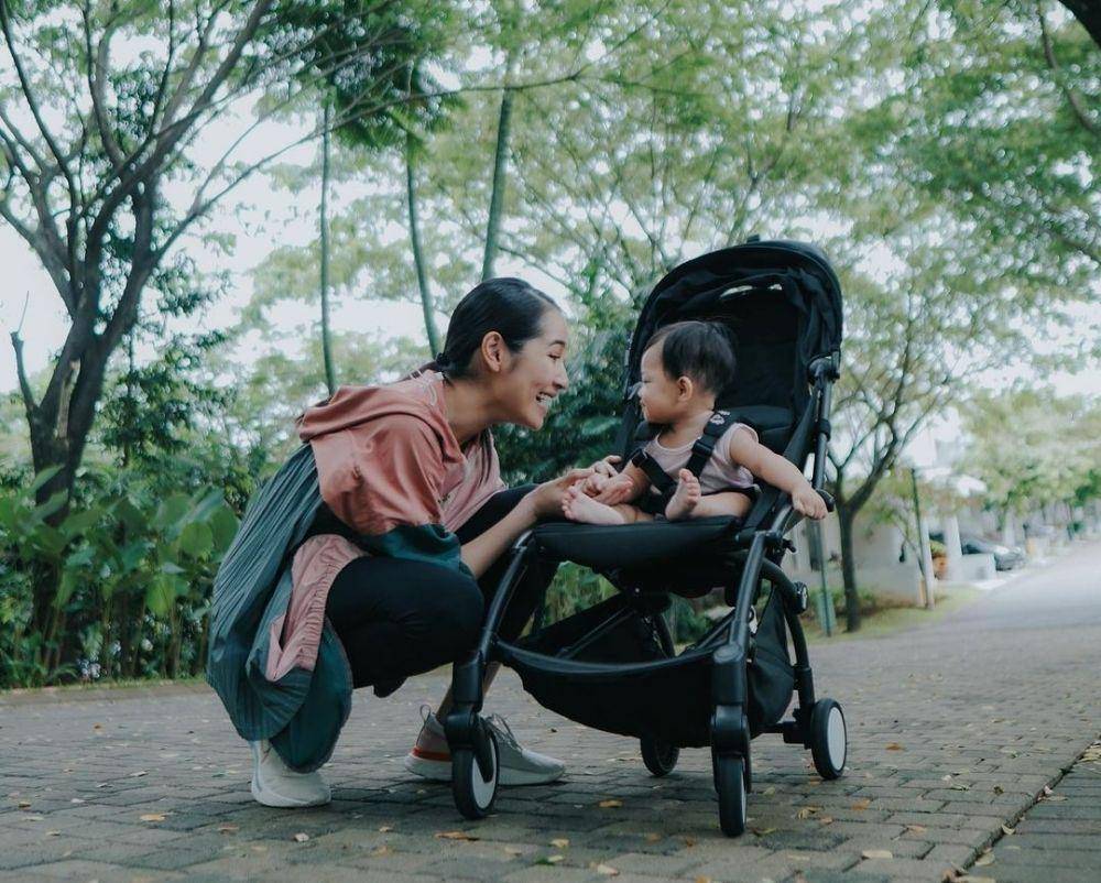 Niken Anjani bersama putrinya (instagram.com/nikenanjanii)