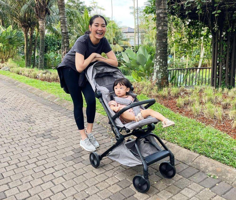 Niken Anjani bersama putrinya (instagram.com/nikenanjanii)
