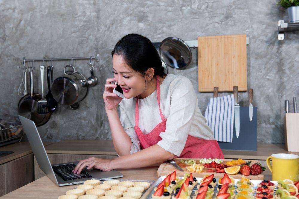 Seorang wanita sedang melayani pesanan online bisnisnya (Shutterstock/CandyRetriever)