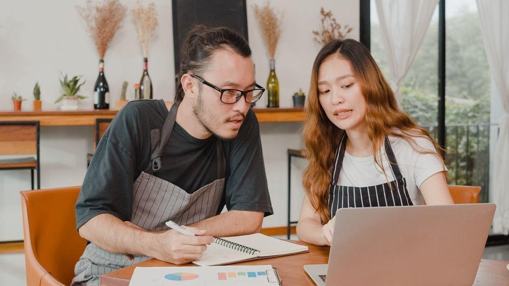 Seorang perempuan dan temannya sedang merencanakan bisnis baru (Shutterstock/Tirachard Kumtanom)