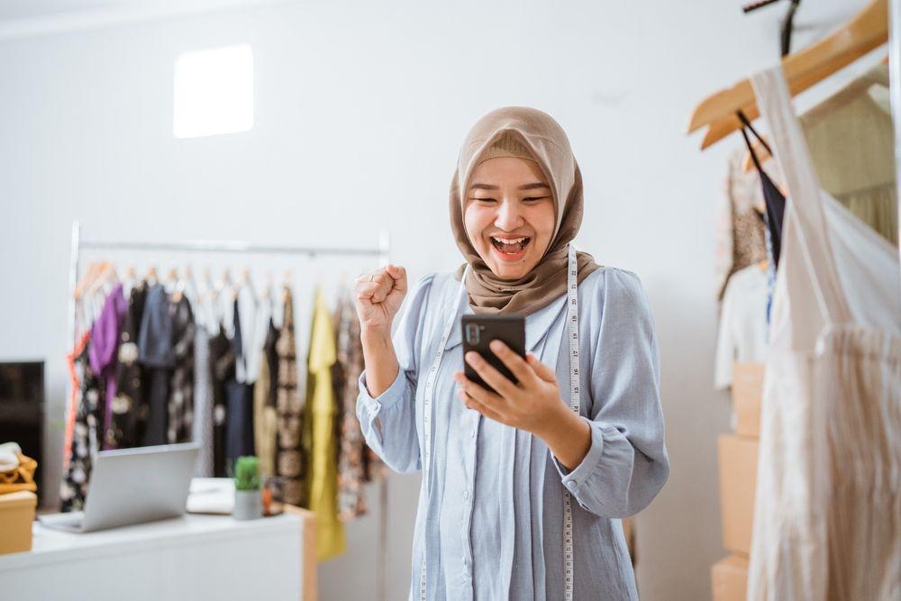 Seorang perempuan mendapat pesanan pertama dari bisnisnya (Shutterstock/Odua Images)