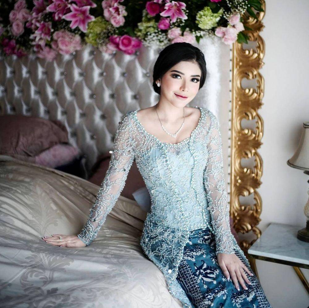 Kebaya kerah rendah (instagram.com/ricaandriani)