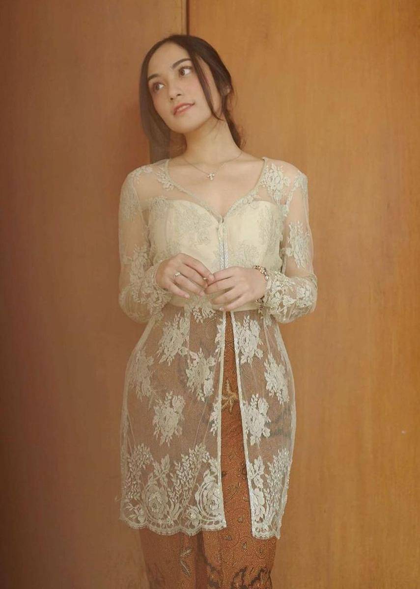 Kebaya kerah rendah (instagram.com/cindypriscilla)