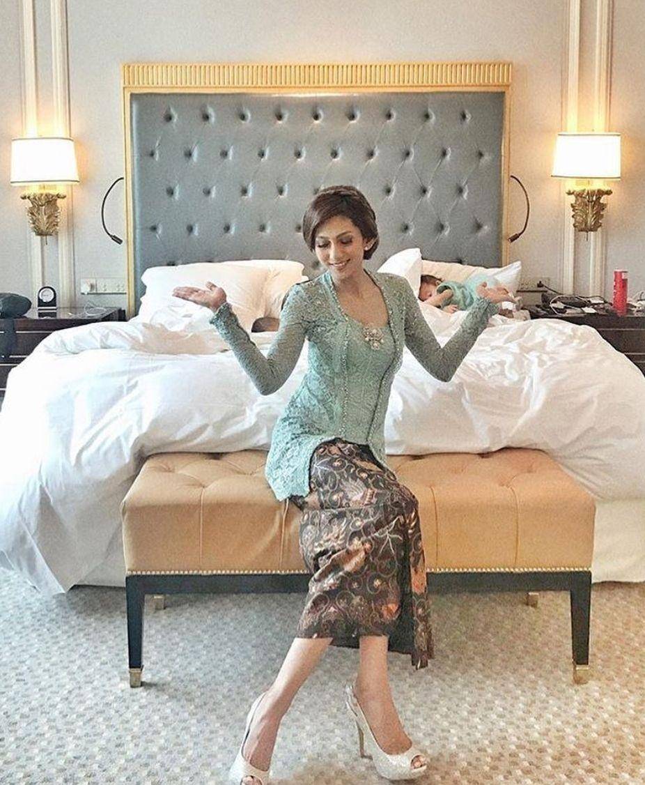 Kebaya kerah rendah (instagram.com/intanu86)