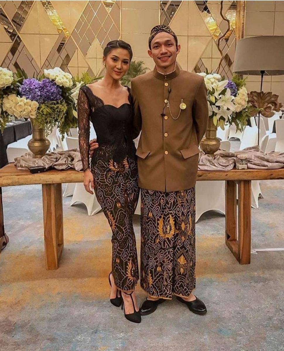 Kebaya kerah rendah (instagram.com/racheltheresia)