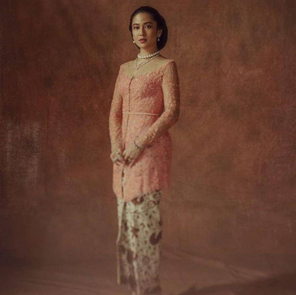 Kebaya kerah rendah (instagram.comtherealdisastr)