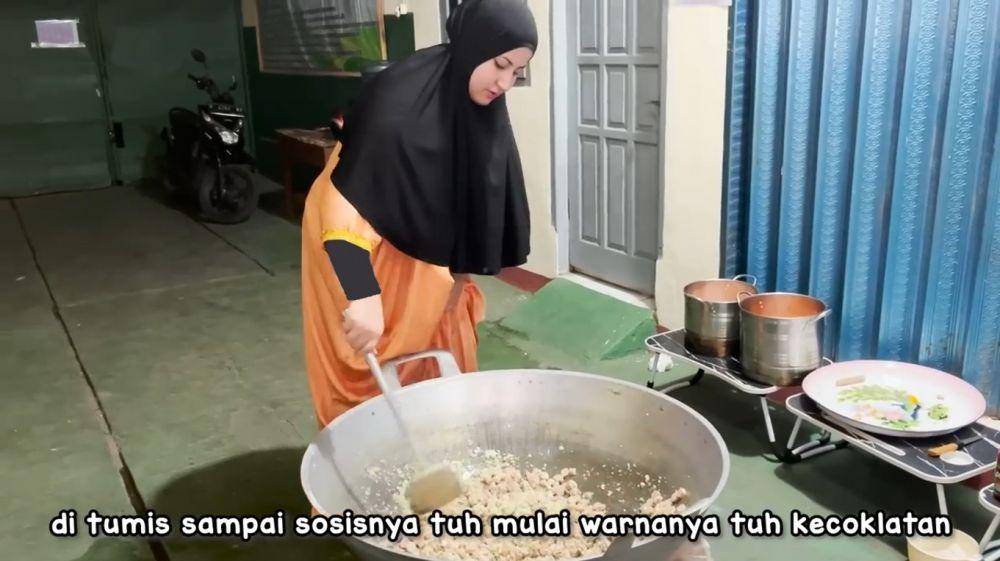 potret Tasyi Athasyia masak besar untuk santri (YouTube.com/TasyiAthasyia)