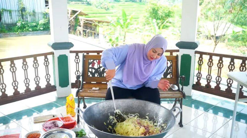 potret Tasyi Athasyia masak besar untuk santri (YouTube.com/TasyiAthasyia)