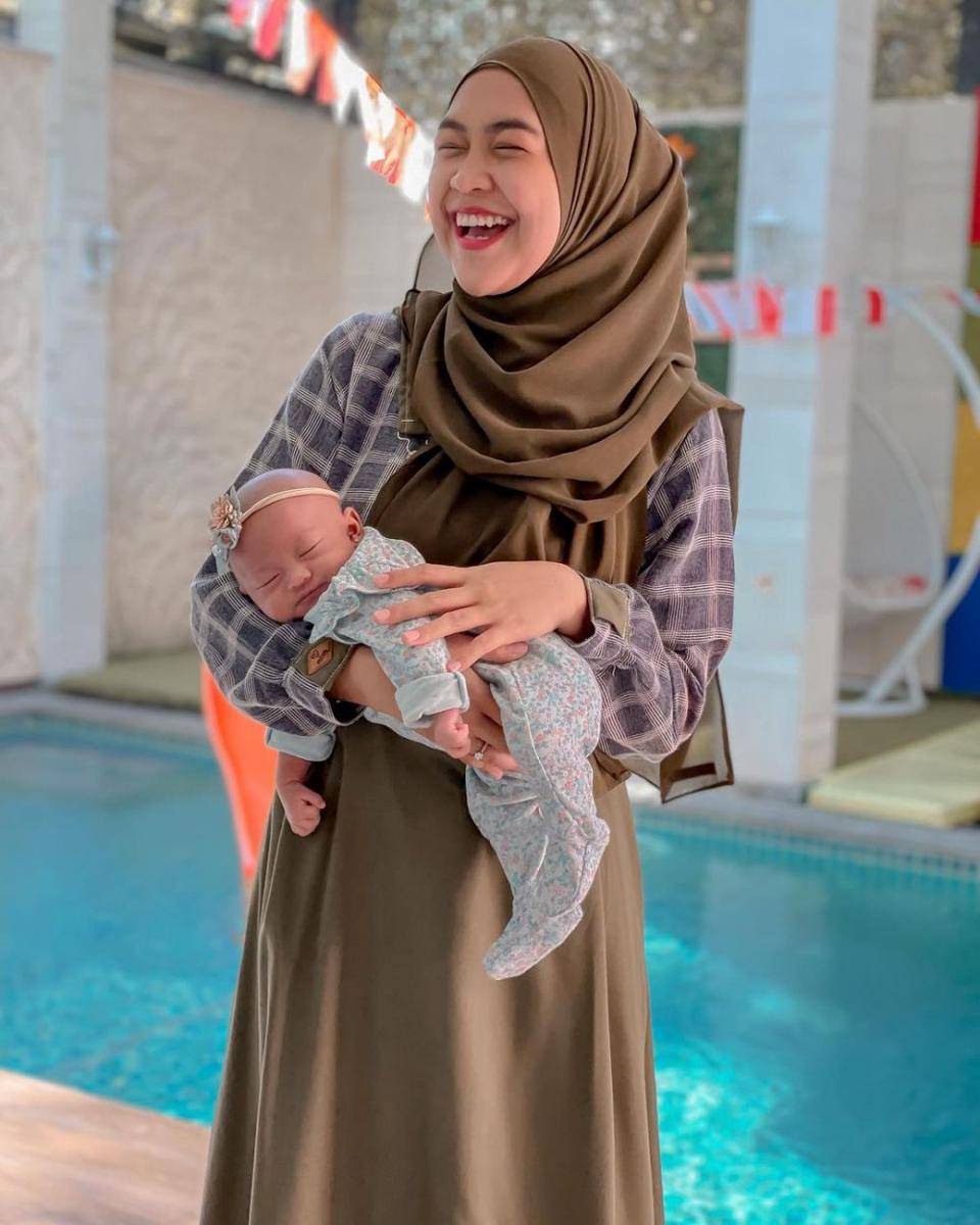 Ria Ricis dan buah hati (instagram.com/riaricis1795)