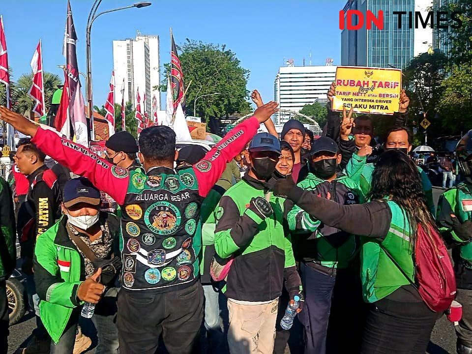 Aksi demo Ojol di depan Gedung Negara Grahadi Surabaya. IDN Times/Ardiansyah Fajar.