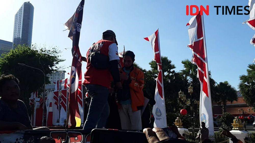 Aksi demo Ojol di depan Gedung Negara Grahadi Surabaya. IDN Times/Ardiansyah Fajar.