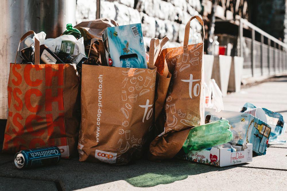 ilustrasi tumpukan sampah (unsplash.com/@purzlbaum)