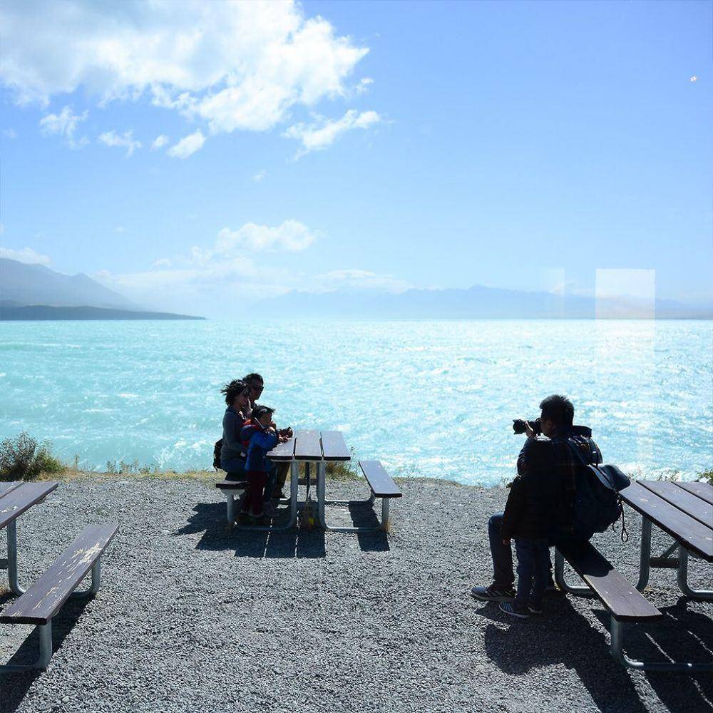 wisatawan di tepi Danau Pukaki (instagram.com/storyvill)