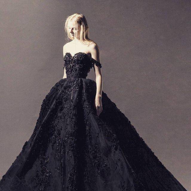 inspirasi wedding dress warna hitam (instagram.com/texsaverio)