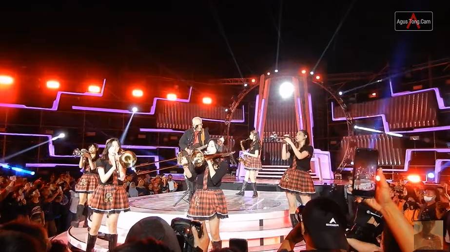 Iwan Fals dan JKT48 (YouTube.com/Agus TongCam)