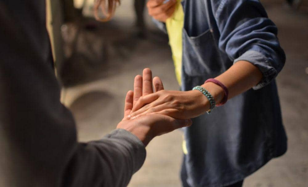 ilustrasi orang yang hanya ada saat ia butuh saja (unsplash.com/Rémi Walle)