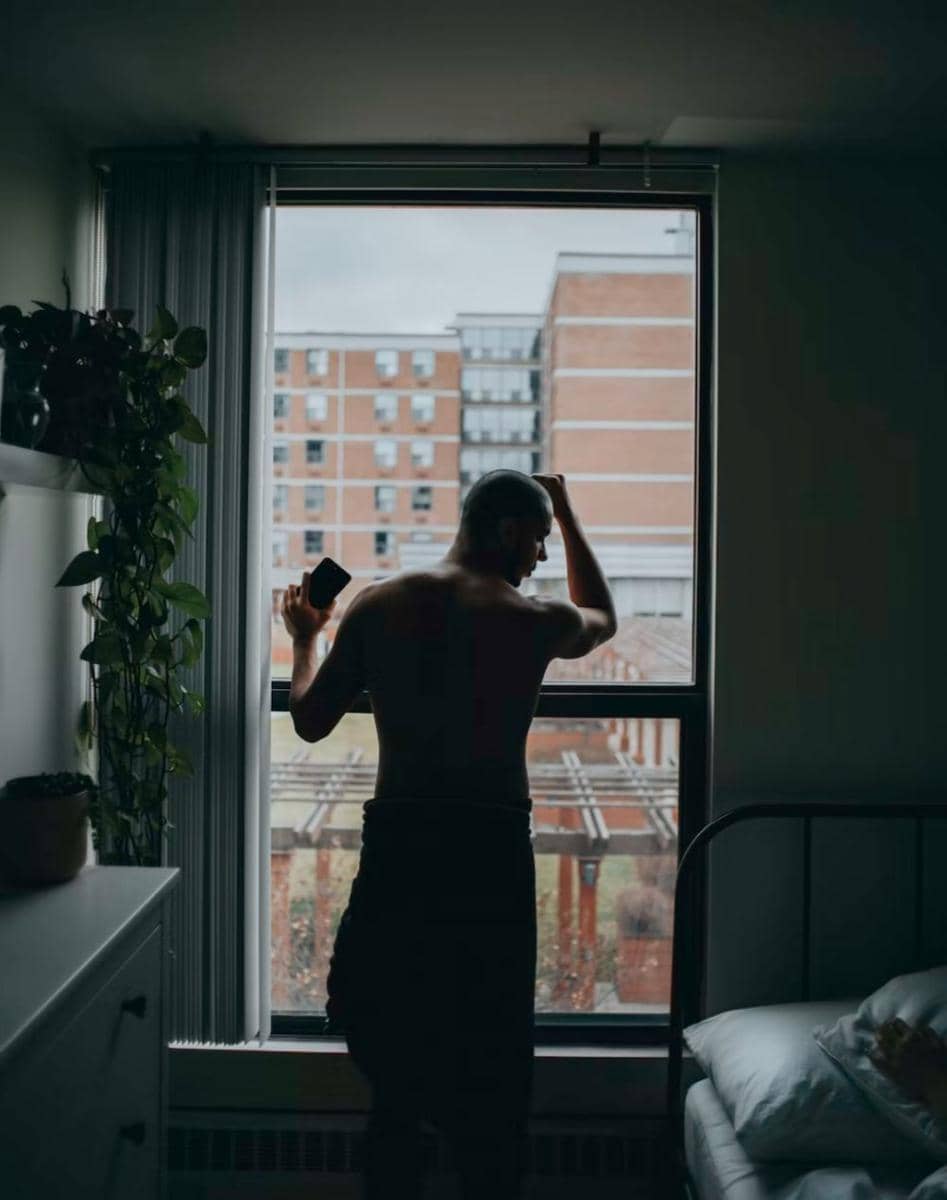 ilustrasi pria yang merasa sedih (unsplash.com/Marcos Paulo Prado)