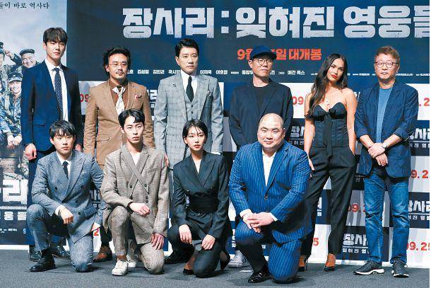 Dari kiri atas, aktor Kwak Si-yang, Kim In-kwon, Kim Myung-min, sutradara Kim Tae-hoon, Megan Fox, sutradara Kwak Kyung-taek, Kim Sung-cheol, Lee Jae-wook, Lee Ho-jung dan Jang Ji-gun melakukan foto bersama pada konferensi pers untuk film "Battle of Jangsari" di Apgujeong CGV di kota Seoul bagian selatan (https://koreajoongangdaily.joins.com)