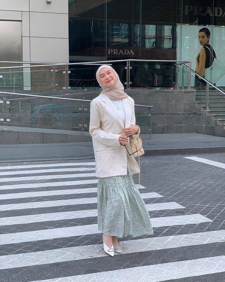 ilustrasi Astri Ratnasari saat memakai atasan putih (instagram.com/nasariastri)
