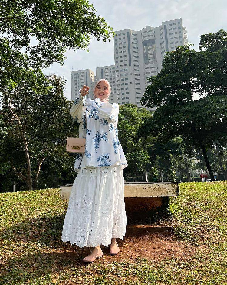 ilustrasi Astri Ratnasari saat memakai atasan putih (instagram.com/nasariastri)