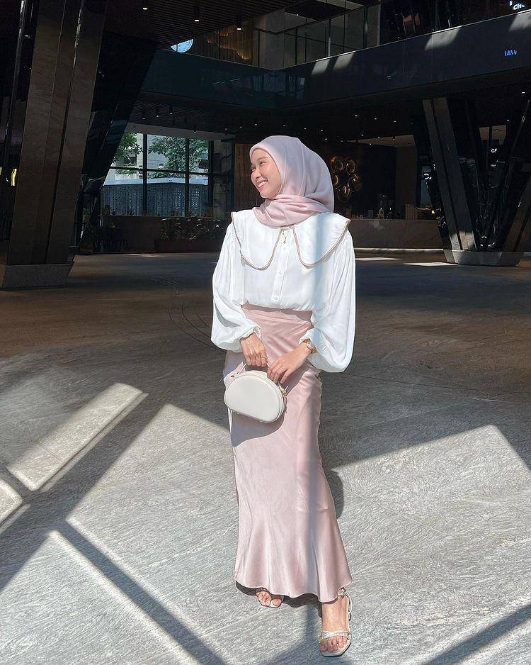 ilustrasi Astri Ratnasari saat memakai atasan putih (instagram.com/nasariastri)