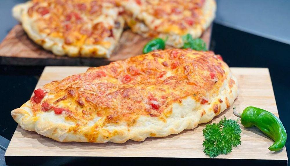ilustrasi cheese calzone (instagram.com/teyzemmutfakta)