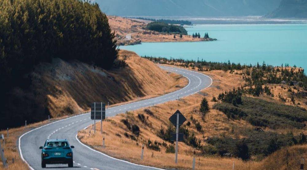 Danau Pukaki dari kejauhan (instagram.com/phillipgow)