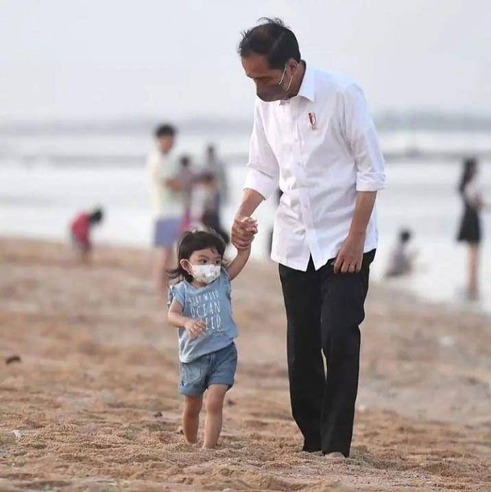 Presiden Jokowi saat bersama La lembah Manah. (presidenri.go.id)