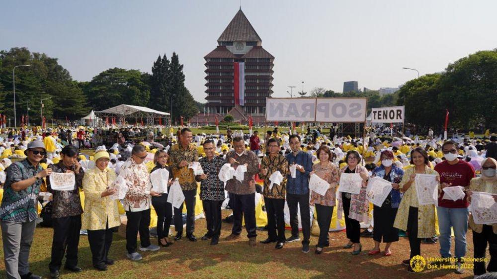 9.000 Mahasiswa Baru UI Pecahkan Rekor MURI Mencanting Batik Terbanyak